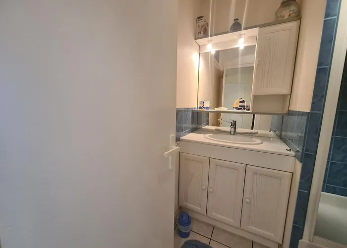 Rénové 3 Pièces Avec Balcon, Proche - - Fr-1-224c-237